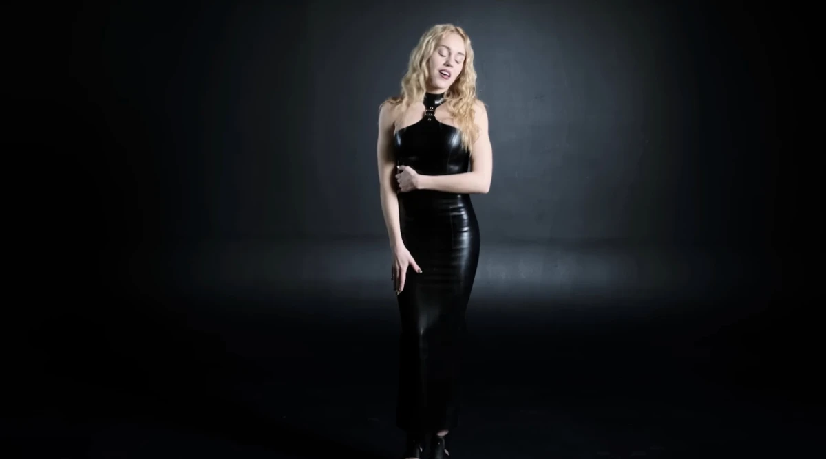 Олена Тополя в обтислій сукні попозувала у кліпі