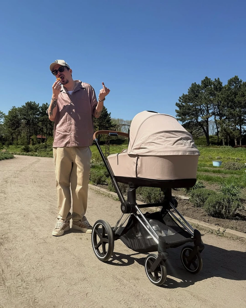 Олексій Завгородній показався з дитячим візочком