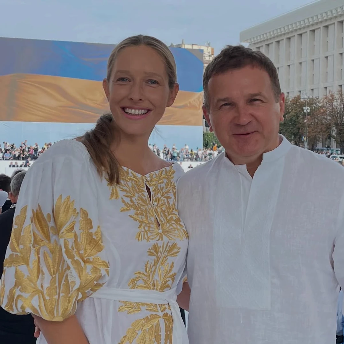 Юрій Горбунов обіймає Катерину Осадчу