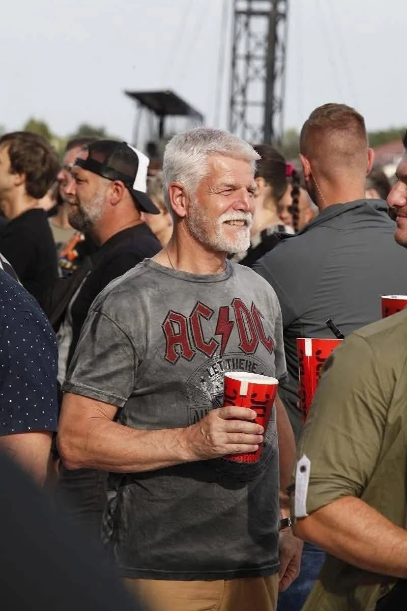 Президент Чехії у футболці AC/DC