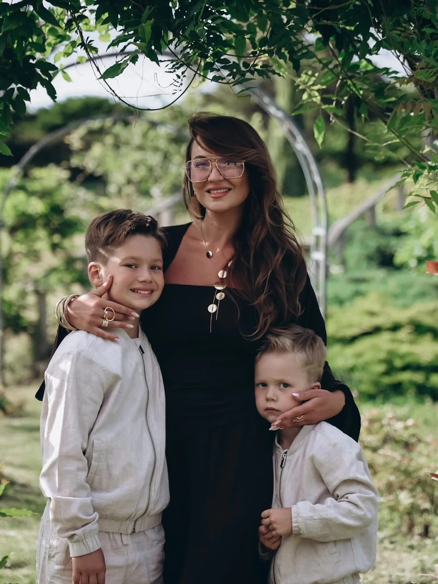 Анна Саліванчук обійняла синочків для милих фото на природі
