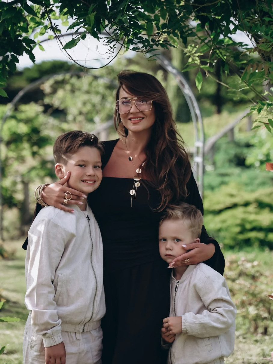 Анна Саліванчук обійняла синочків для милих фото на природі