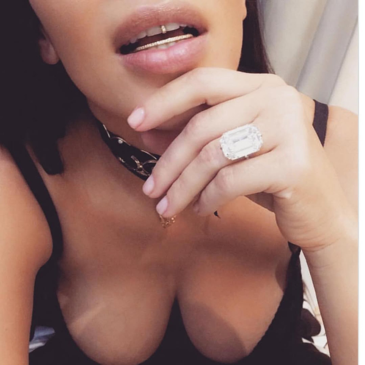 Кім Кардашян показує свою другу обручку