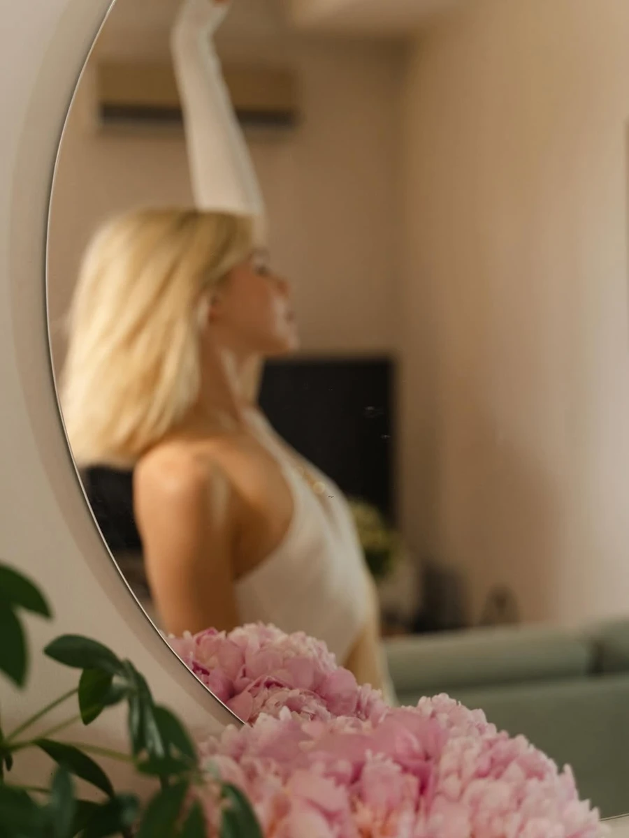 Маша Кондратенко в пікантному топі наробила ефектних фото