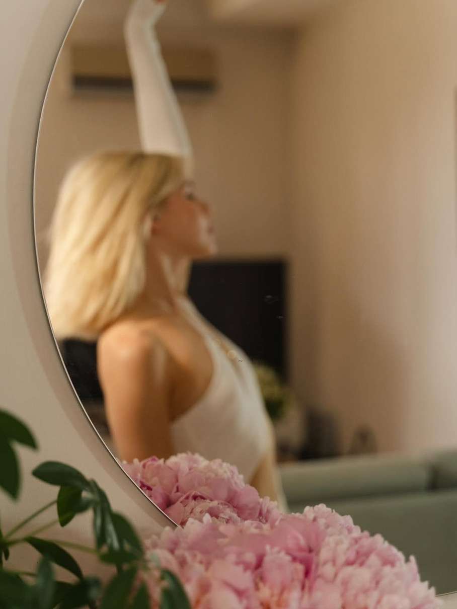 Маша Кондратенко в пікантному топі наробила ефектних фото