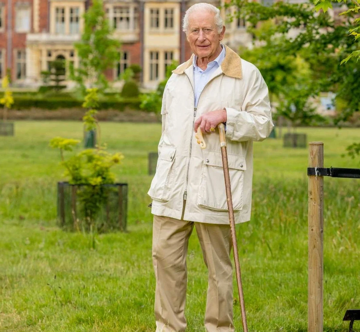 Король Чарльз ІІІ позує для фото