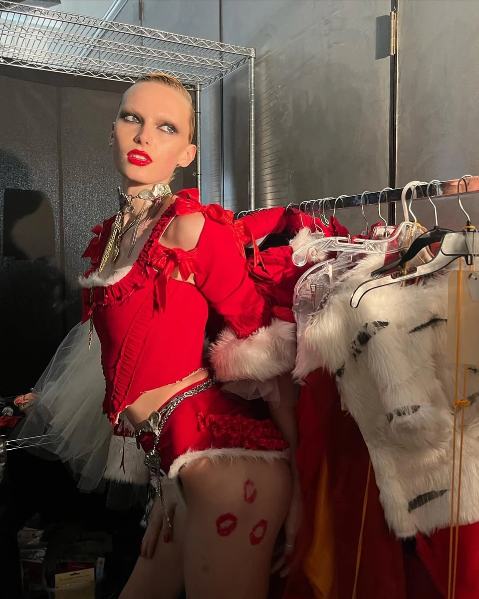 Алекс Консані у червоному вбранні