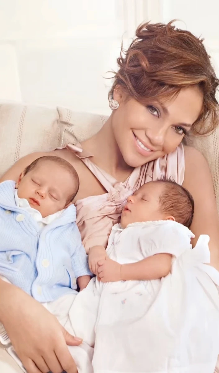 Дженніфер Лопес показала милі фото своїх маленьких дітей