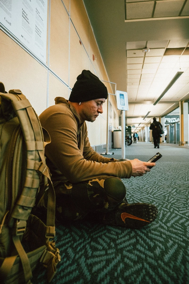 Андрій Хливнюк сидить на підлозі в аеропорту