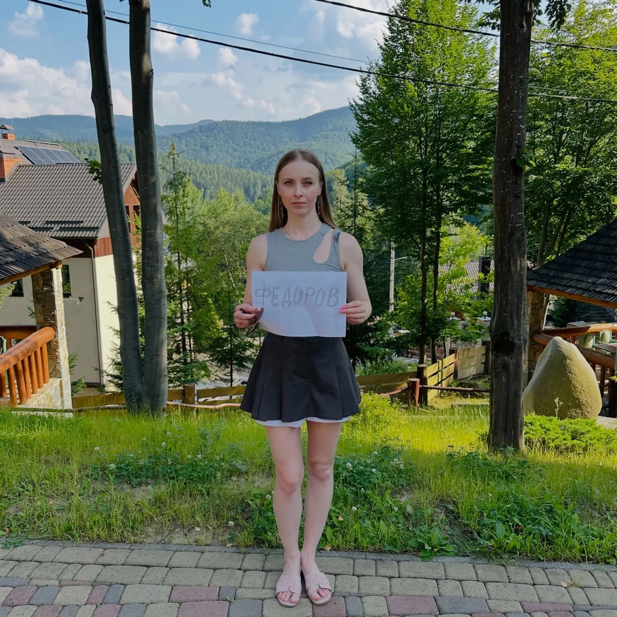 Анна Сагайдачна з плакатом на підтримку Федорова