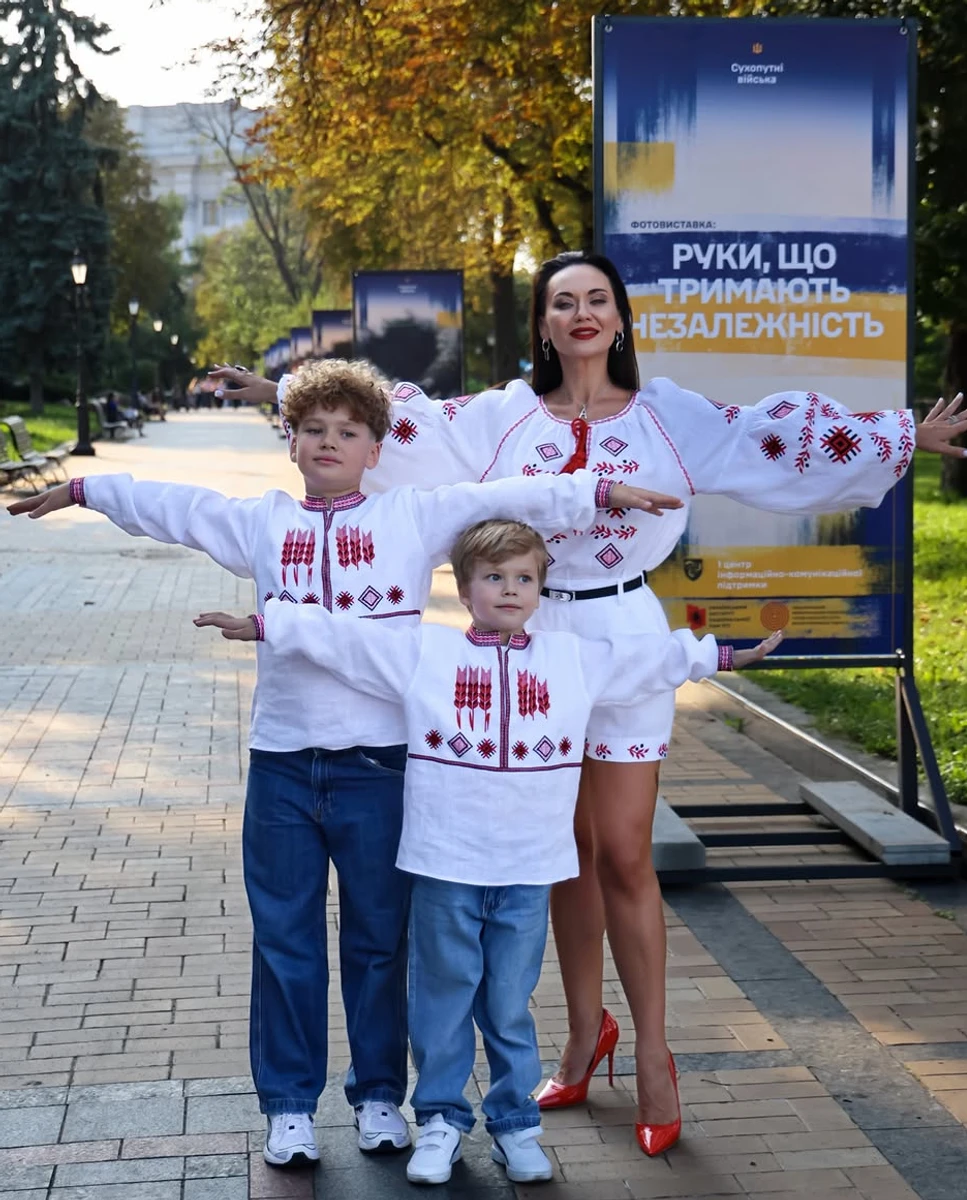 Анна Саліванчук із синами привітали з Днем Незалежності