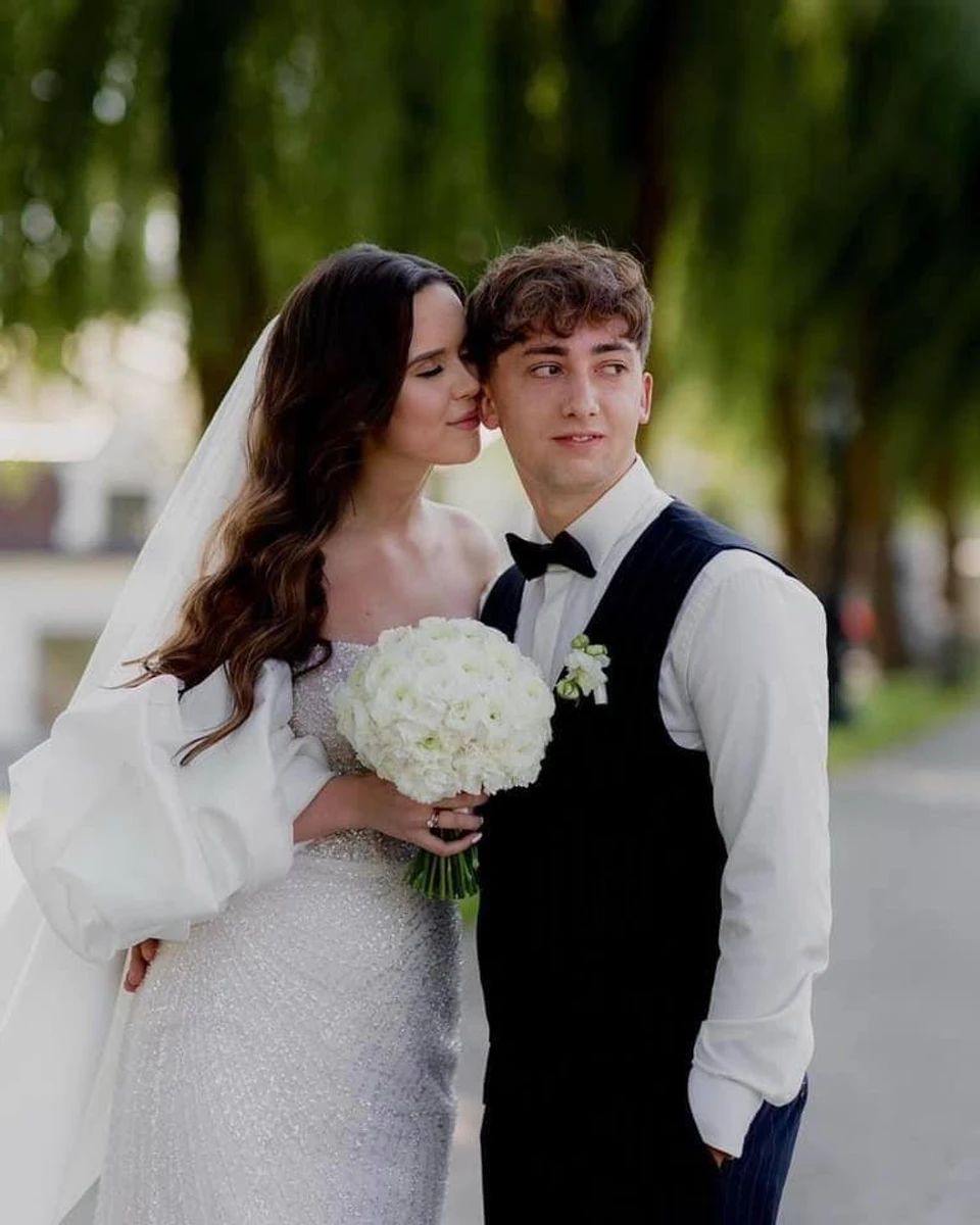 Олег Захаров зі своєю нареченою