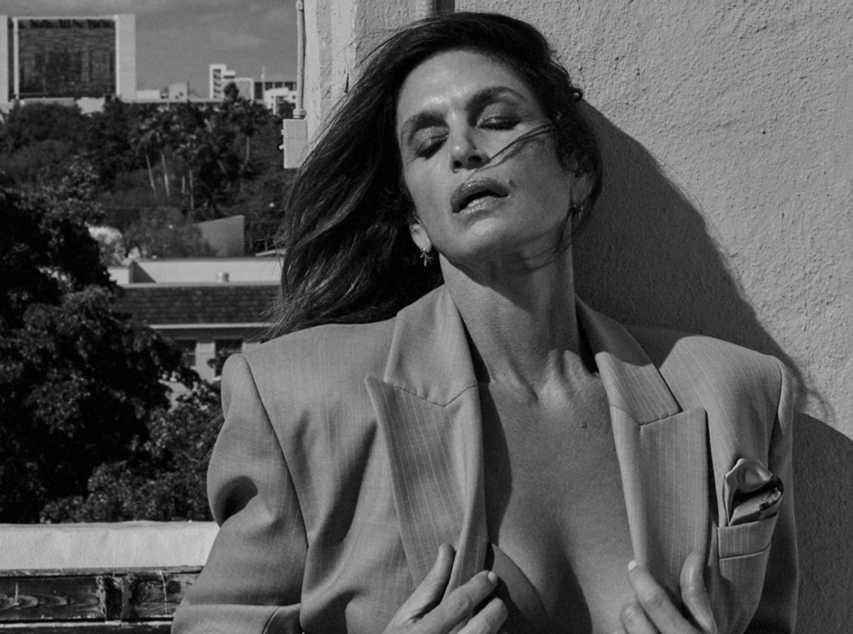 Сінді Кроуфорд засвітила бюст для глянцю