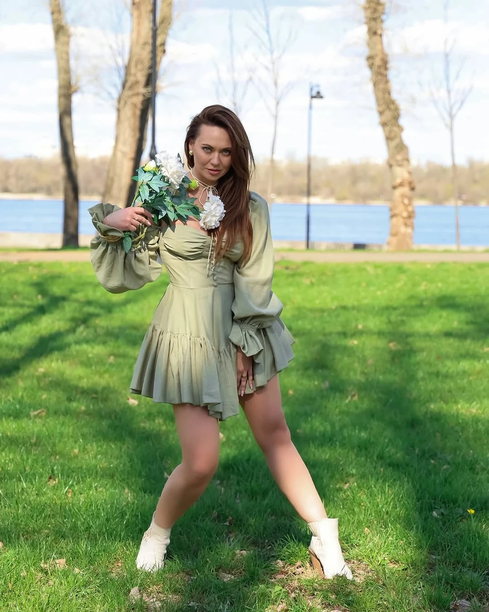 Анна Саліванчук у міні попозувала на тлі озера