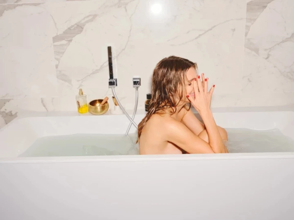 Катя Сільченко оголеною посиділа у ванні з водою