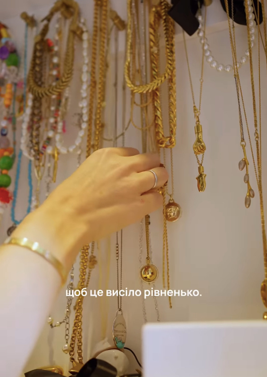 Катерина Осадча показала свої елегантні золоті прикраси