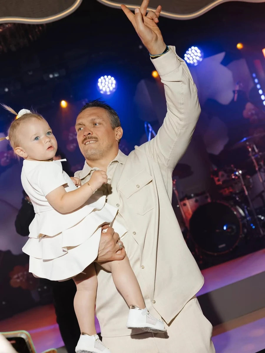 Дружина Усика показала його під час танців з молодшою дочкою