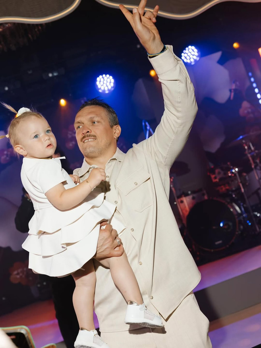 Дружина Усика показала його під час танців з молодшою дочкою