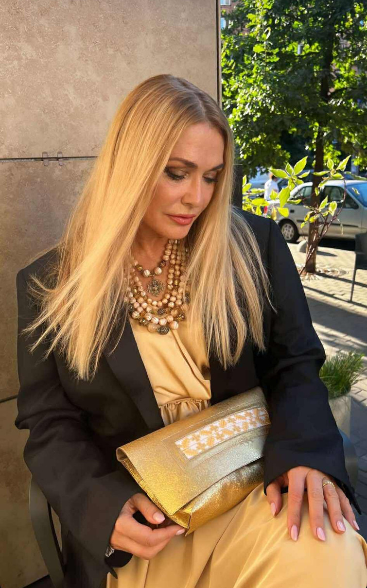 Ольга Сумська в жовтій сукні елегантно посиділа для фото