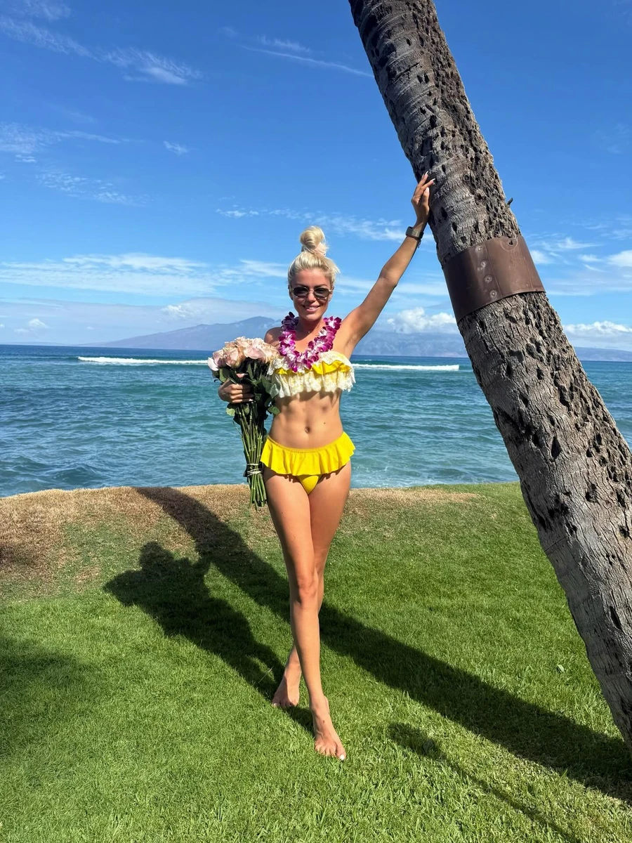 У свій день народження Юлія виклала фото в купальнику і з квітами 