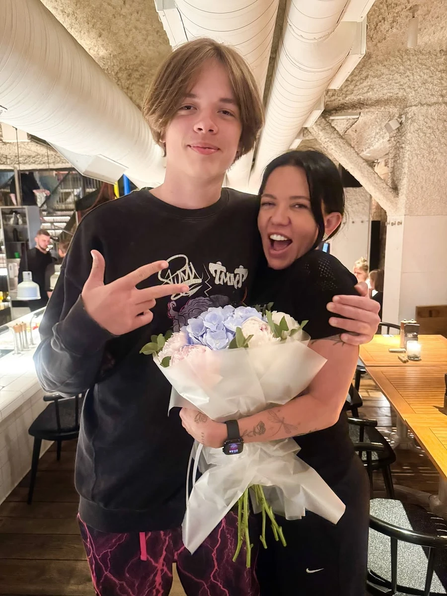 Ірина Горова з квітами показалася в обіймах сина від Потапа