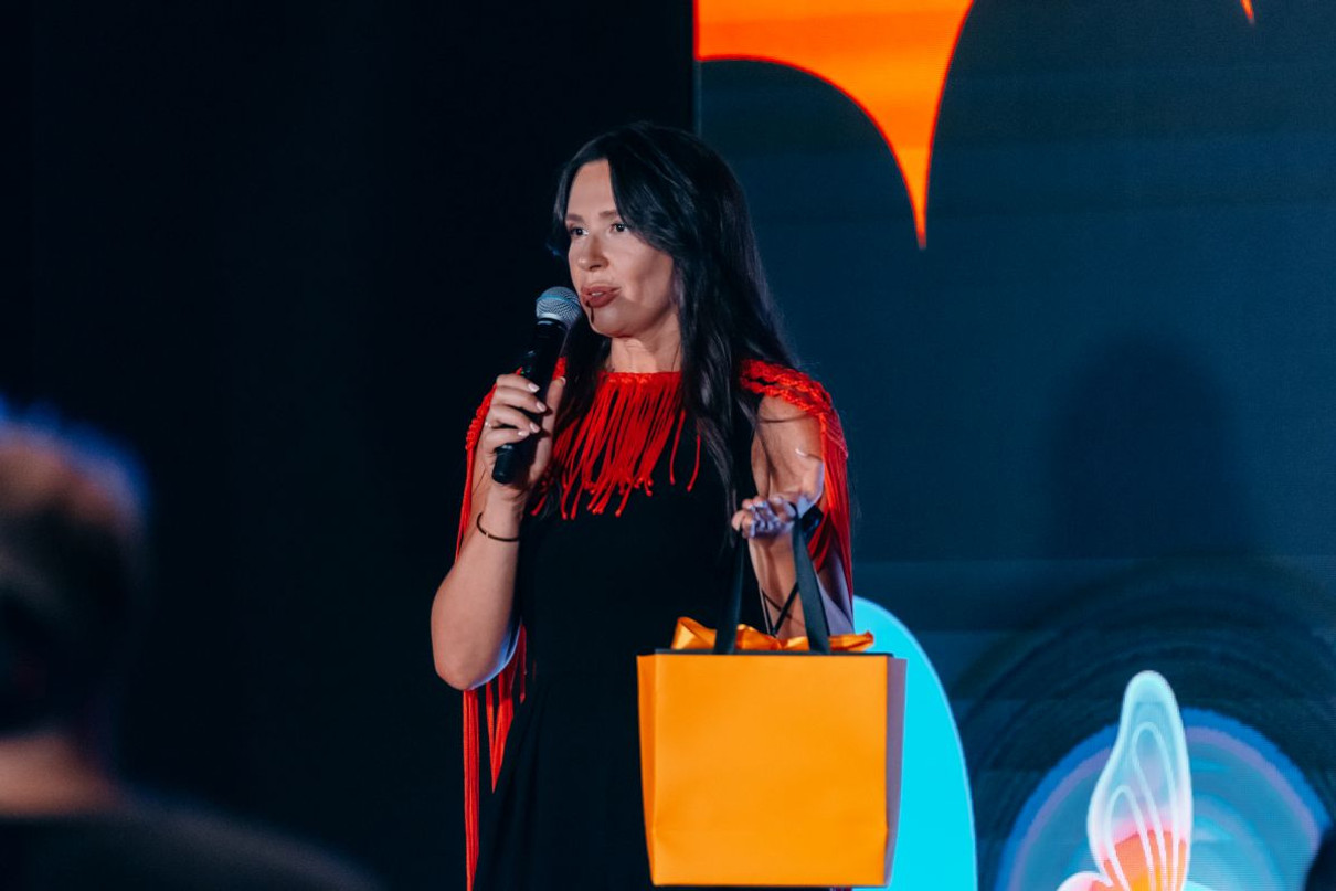 Співзасновниця Behive Cosmetics Ніна Домбровська привітала ТаблоID та подарувала свою продукцію, до складу якої входить український мед 