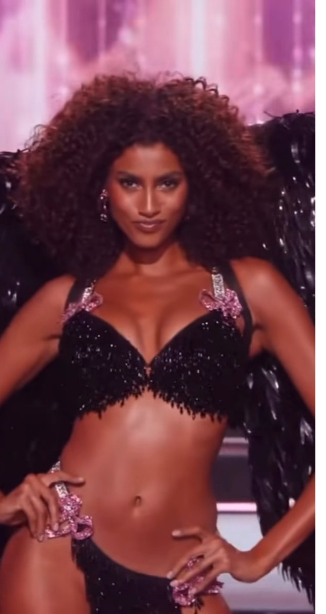 Імаан Хаммам у ліфчику пройшлася подіумом на шоу Victoria's Secret