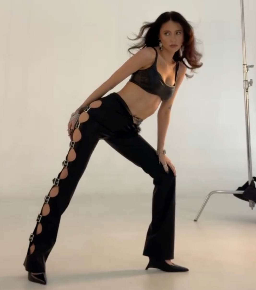 Надя Дорофєєва у шкіряних штанях блиснула стрункими ногами