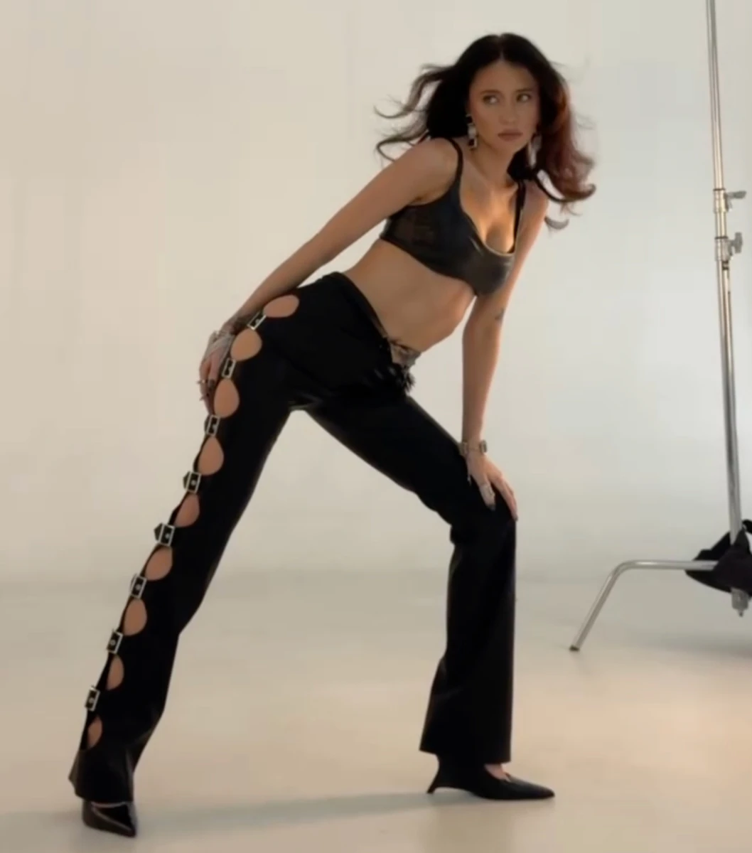 Надя Дорофєєва у шкіряних штанях блиснула стрункими ногами