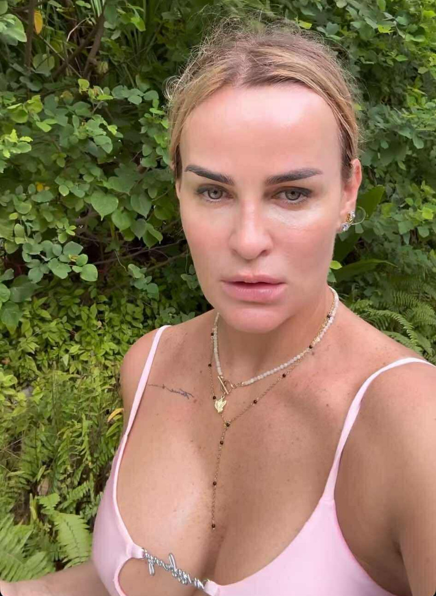 Ексдружина Пятова у рожевому купальнику похвалилася бюстом на Мальдівах