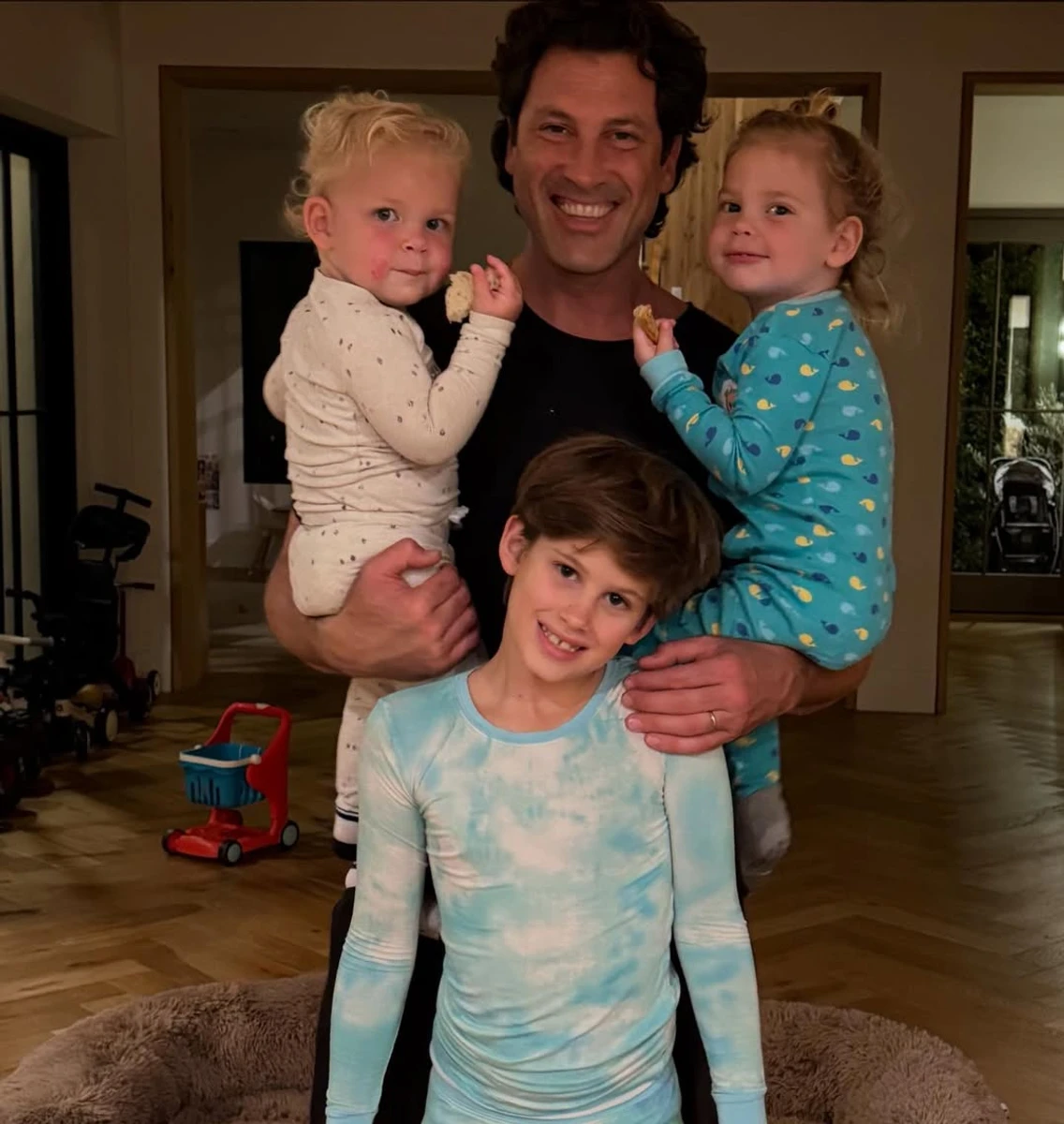 Макс Чмерковський показався з трьома синами на теплому фото