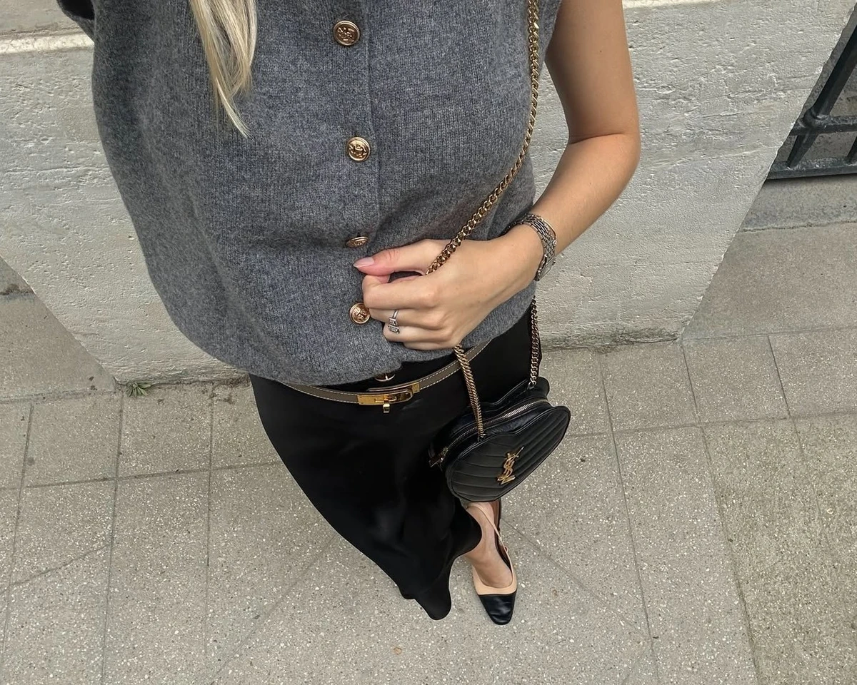 Дівчина у сірому кардигані