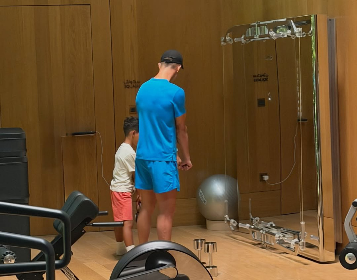 Кріштіану Роналду показався в спортзалі з молодшим сином на відпочинку