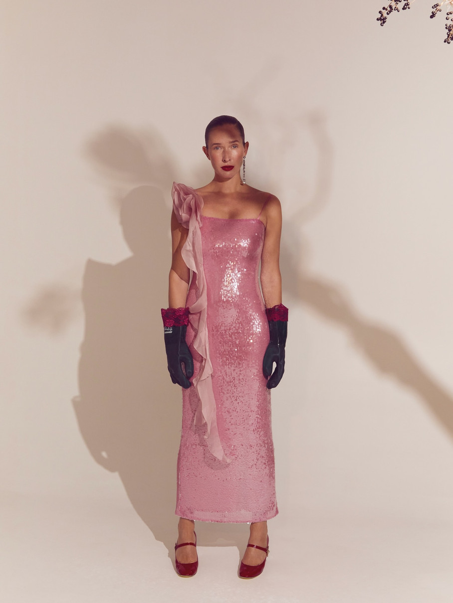 Катя Осадча в рожевих паєтках