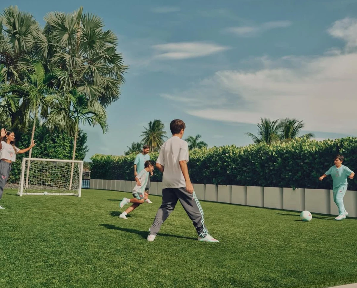 Ліонель Мессі пограв футбол з дружиною і трьома синами