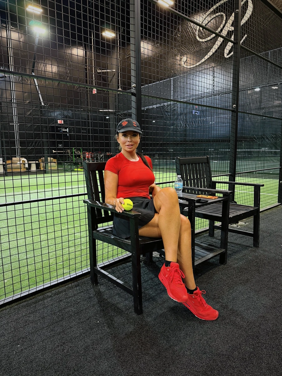 Ассія Ахат засвітила ніжки в міні