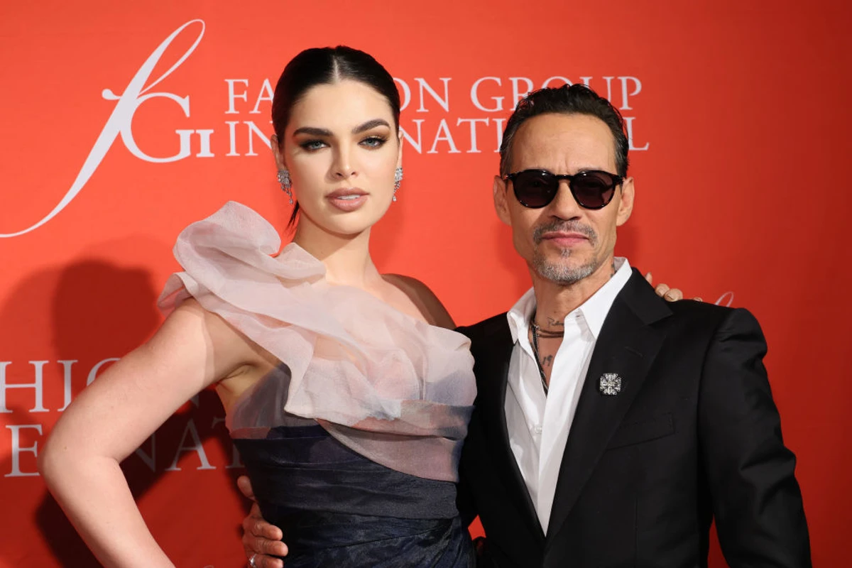 Образ Надя доповнила драматичним мейкапом, а Ентоні – окулярами