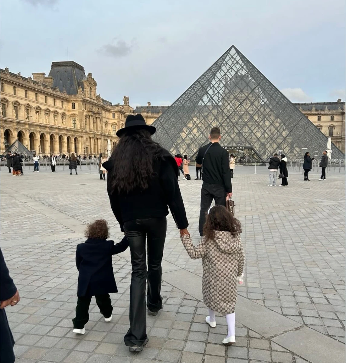 Наомі Кемпбелл показалася з дітьми у Парижі