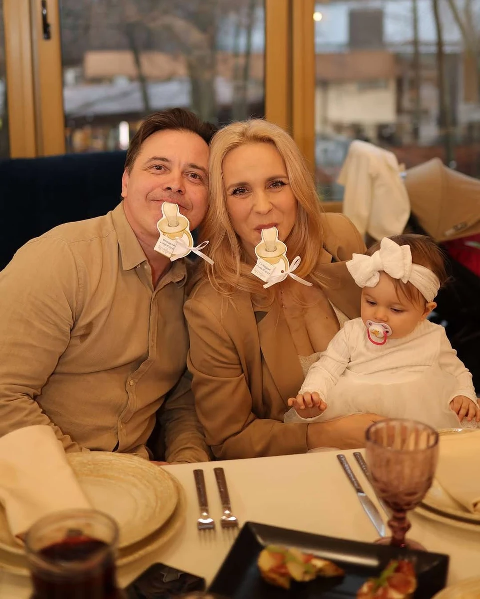 Лілія Ребрик з чоловіком взяли пустушки до рота