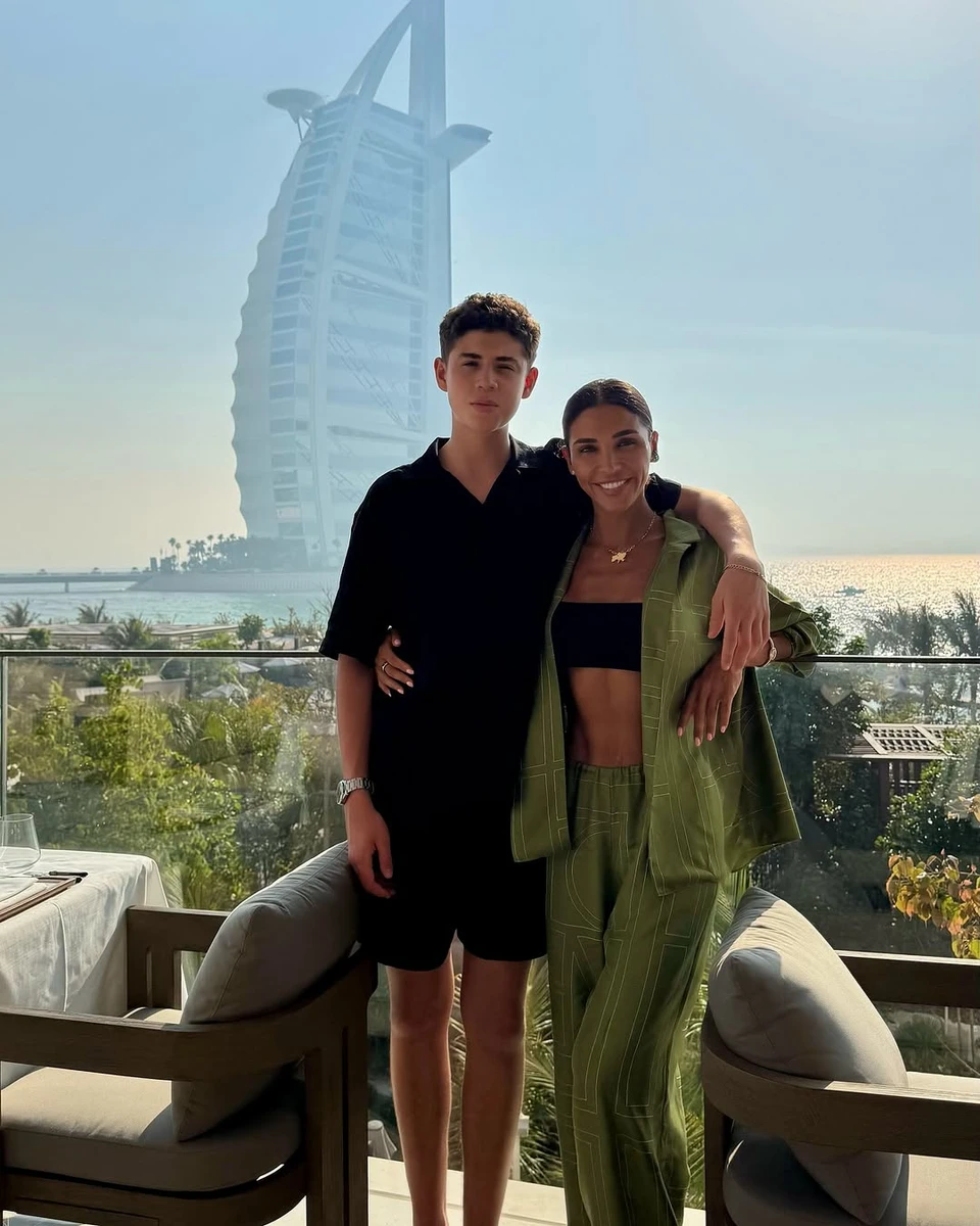 Санта Дімопулос попозувала з сином на тлі хмарочоса