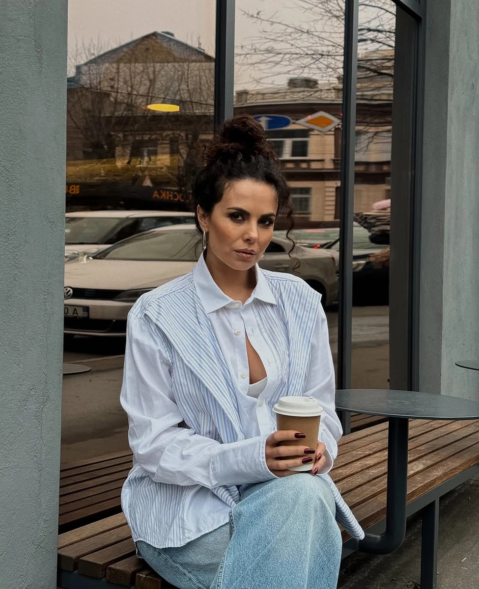 Настя Каменських посиділа на лавці у модних джинсах