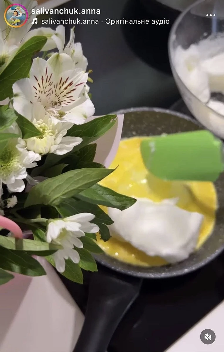 Збиті білки акторка розподілила по всій площині та накрила страву кришкою