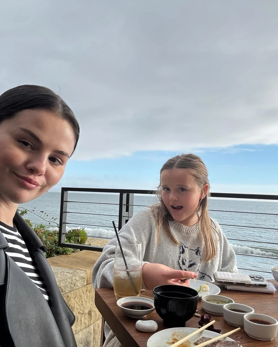 Селена Гомес замилувала селфі з сестрою на відпочинку