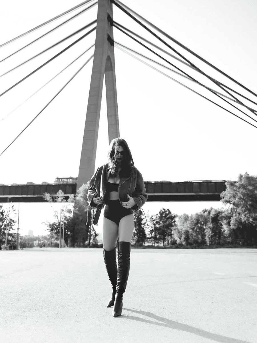 Дружина Усика похвалилася тілом у куцих шортах і ботфортах