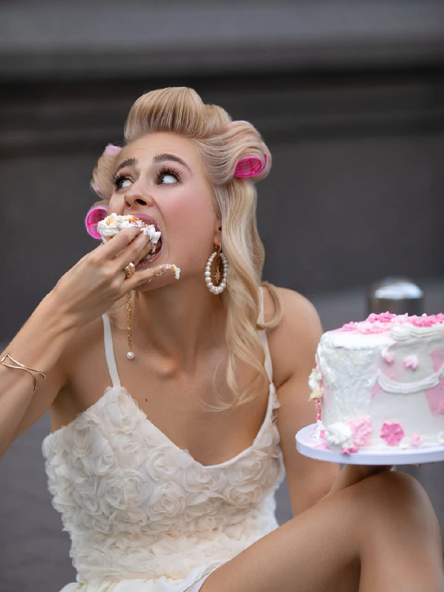 Цимбалару поласувала тортом