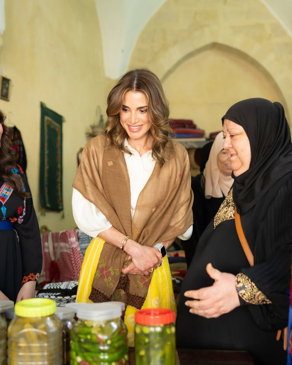 Королева Ранія у лимонно-молочному образі провела офіційну зустріч