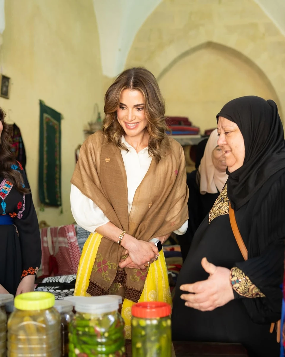 Королева Ранія у лимонно-молочному образі провела офіційну зустріч