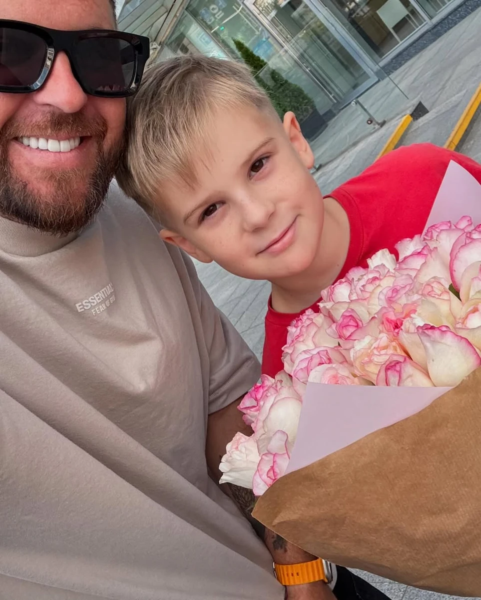 Сергій Танчинець похвалився сином з букетом квітів, який іде на побачення