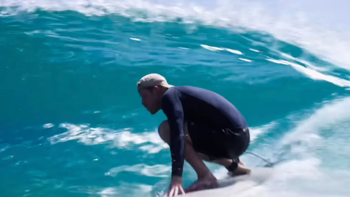 Принц Гаррі займається серфінгом