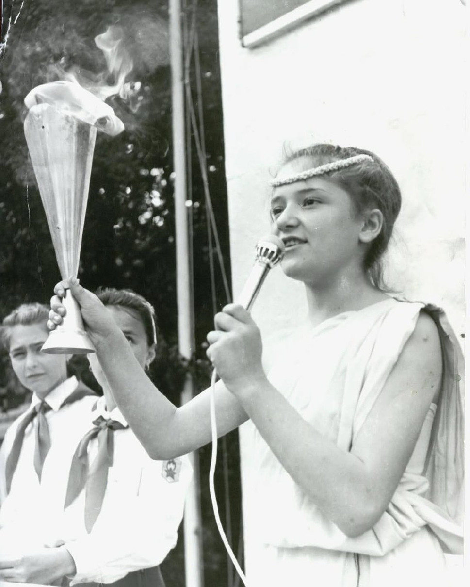 Вже у школі Наталя була з мікрофоном